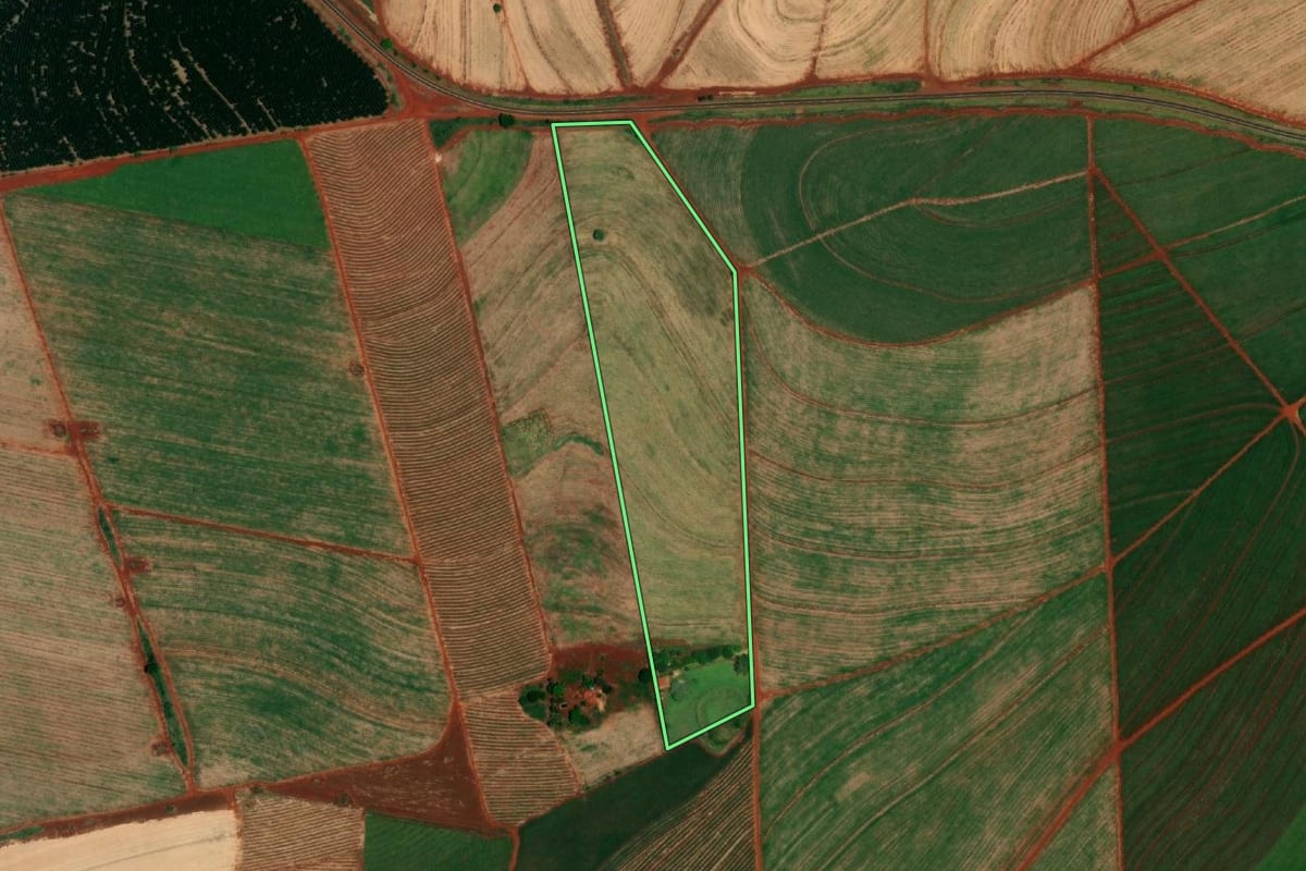 Imagem de satélite do imóvel rural em Bocaina (SP), com o contorno declarado no CAR desenhado por cima.