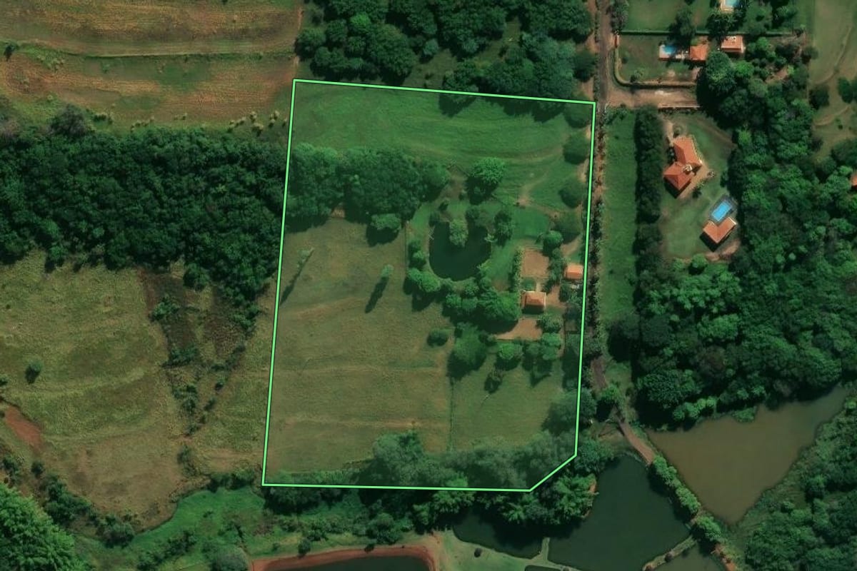 Imagem de satélite do imóvel rural em Bocaina (SP), com o contorno declarado no CAR desenhado por cima.