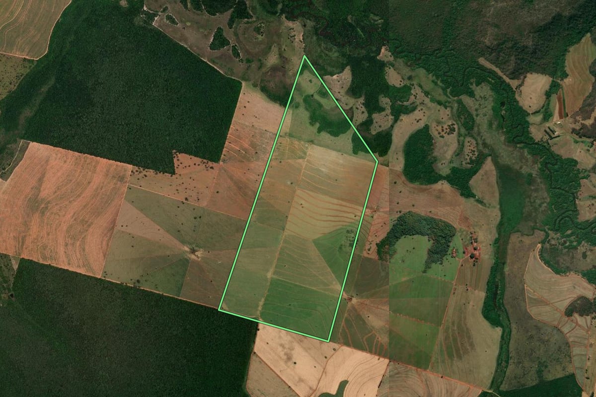 Imagem de satélite do imóvel rural em Bocaina (SP), com o contorno declarado no CAR desenhado por cima.