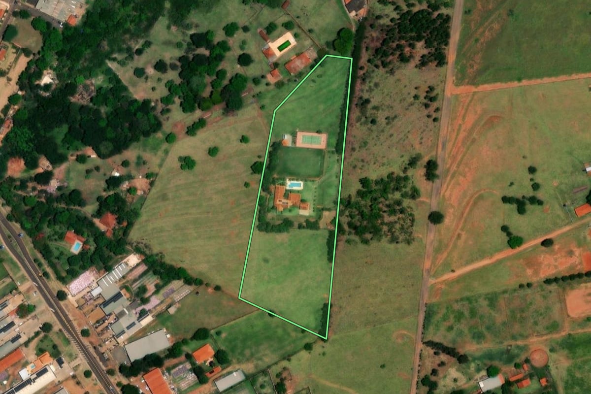 Imagem de satélite do imóvel rural em Bocaina (SP), com o contorno declarado no CAR desenhado por cima.