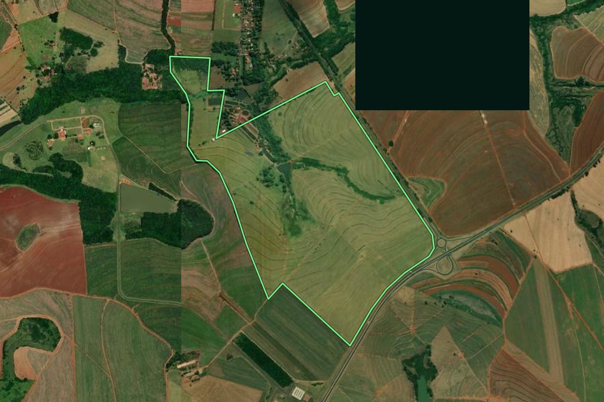 Imagem de satélite do imóvel rural em Bocaina (SP), com o contorno declarado no CAR desenhado por cima.