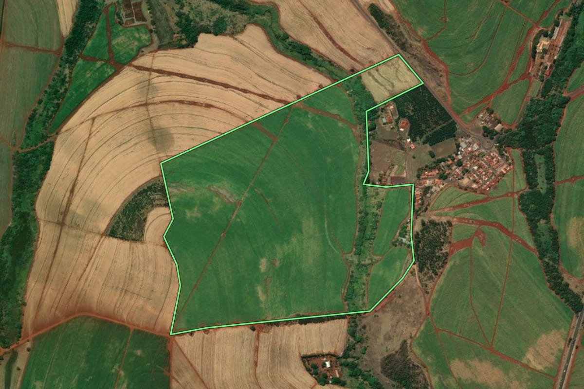 Imagem de satélite do imóvel rural em Bocaina (SP), com o contorno declarado no CAR desenhado por cima.