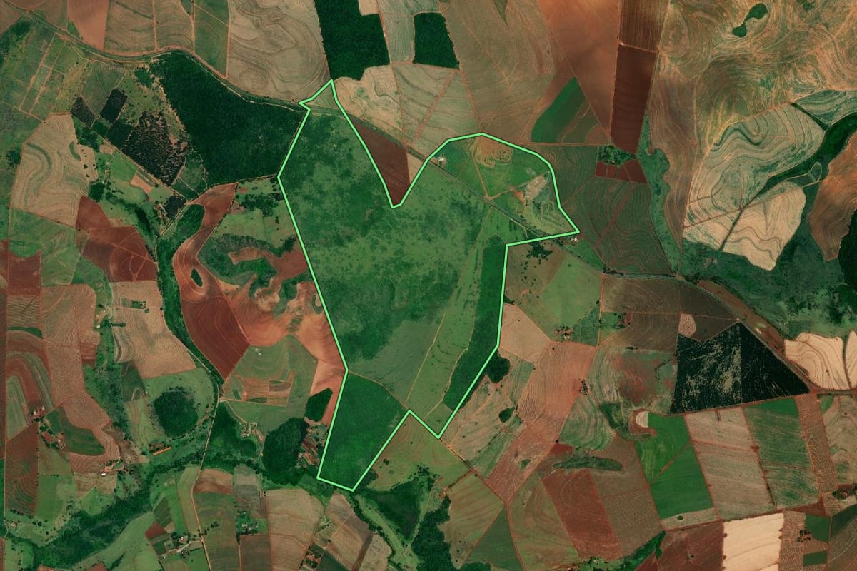Imagem de satélite do imóvel rural em Bocaina (SP), com o contorno declarado no CAR desenhado por cima.