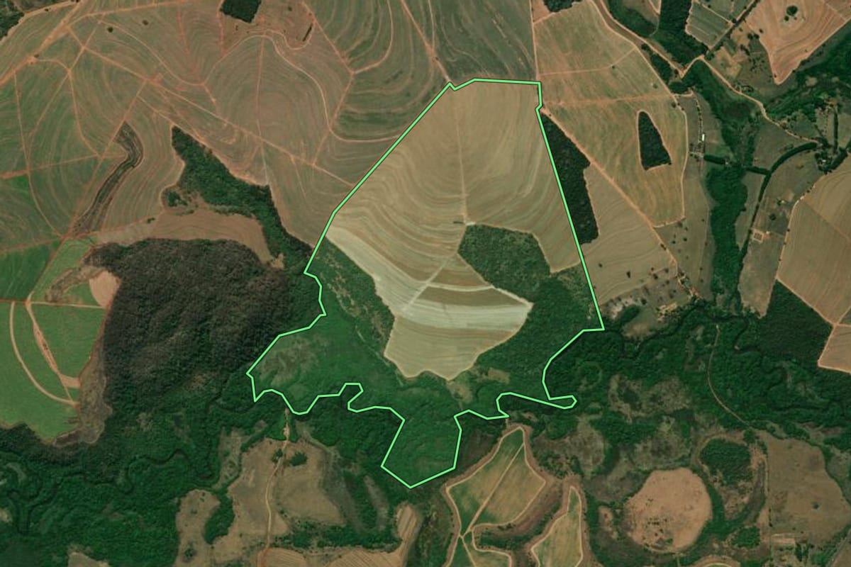 Imagem de satélite do imóvel rural em Bocaina (SP), com o contorno declarado no CAR desenhado por cima.
