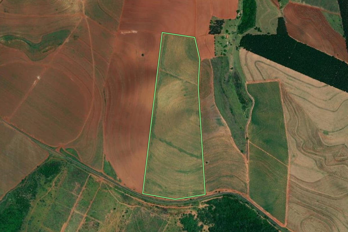 Imagem de satélite do imóvel rural em Bocaina (SP), com o contorno declarado no CAR desenhado por cima.