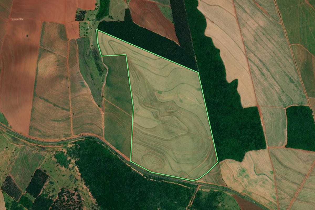 Imagem de satélite do imóvel rural em Bocaina (SP), com o contorno declarado no CAR desenhado por cima.