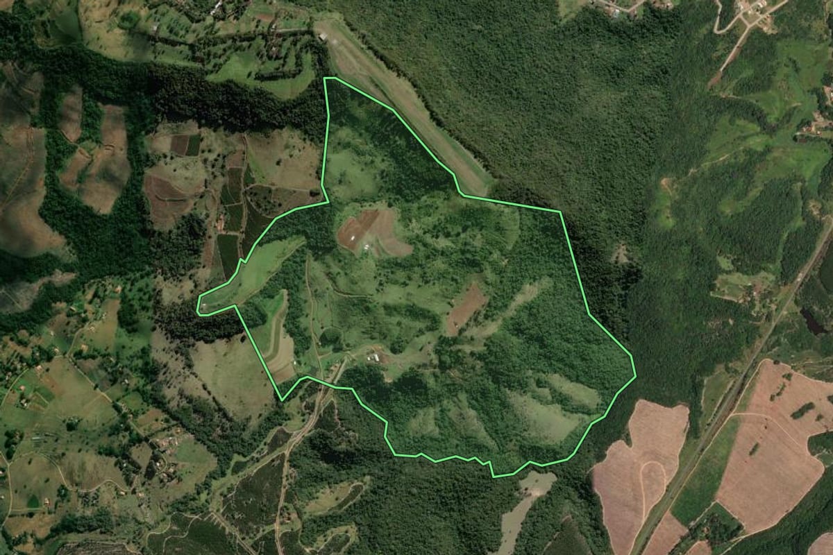 Imagem de satélite do imóvel rural em Bofete (SP), com o contorno declarado no CAR desenhado por cima.