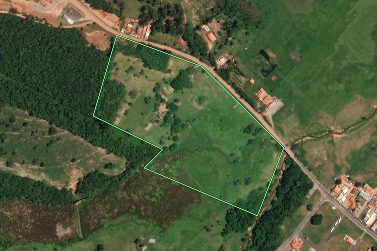 Imagem de satélite do imóvel rural em Bofete (SP), com o contorno declarado no CAR desenhado por cima.