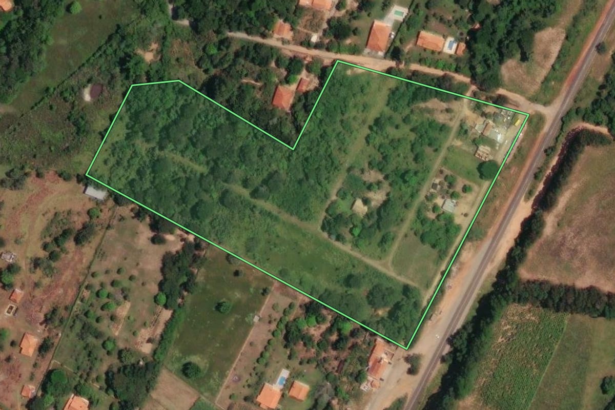 Imagem de satélite do imóvel rural em Bofete (SP), com o contorno declarado no CAR desenhado por cima.