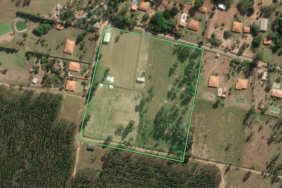 Imagem de satélite do imóvel rural em Bofete (SP), com o contorno declarado no CAR desenhado por cima.