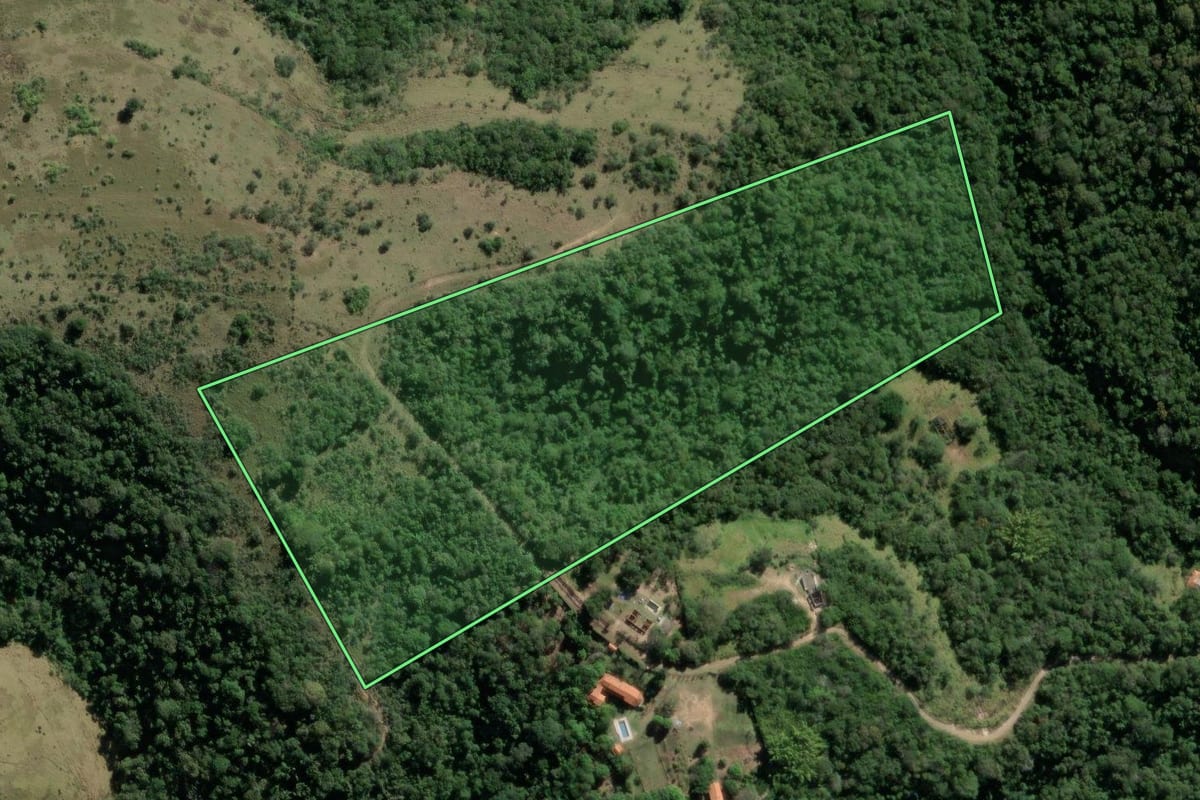 Imagem de satélite do imóvel rural em Bofete (SP), com o contorno declarado no CAR desenhado por cima.
