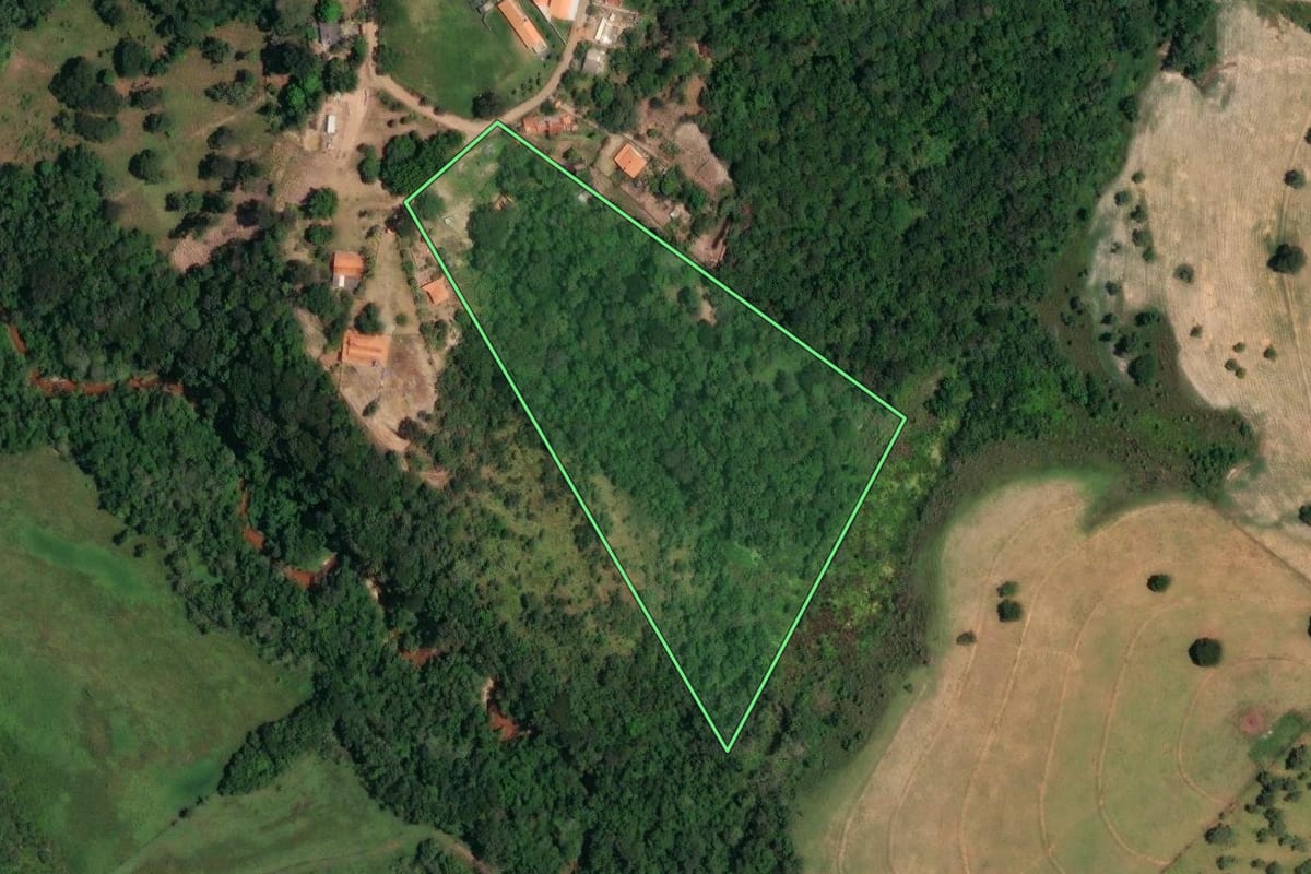 Imagem de satélite do imóvel rural em Bofete (SP), com o contorno declarado no CAR desenhado por cima.