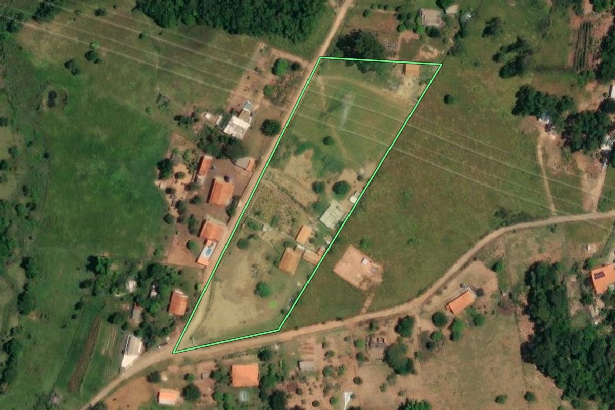 Imagem de satélite do imóvel rural em Bofete (SP), com o contorno declarado no CAR desenhado por cima.
