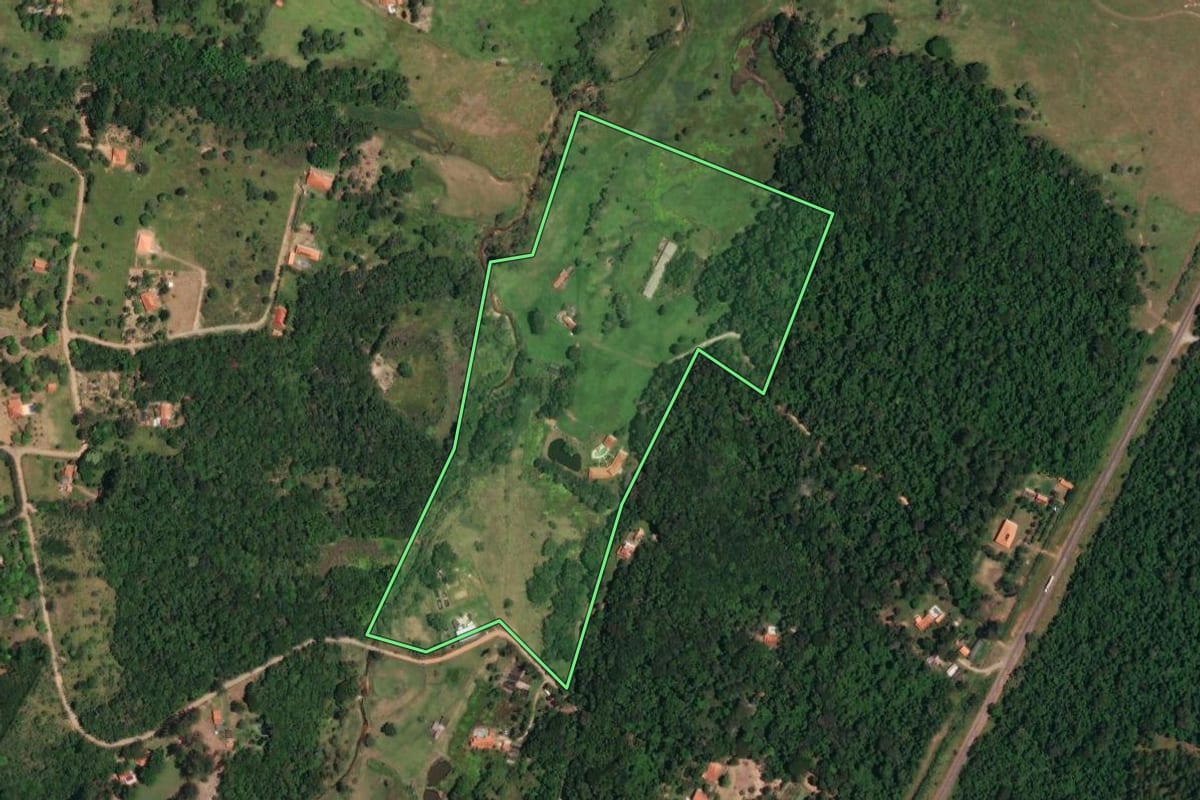 Imagem de satélite do imóvel rural em Bofete (SP), com o contorno declarado no CAR desenhado por cima.