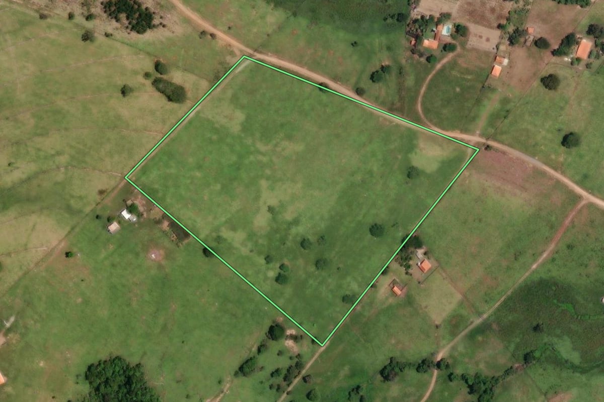 Imagem de satélite do imóvel rural em Bofete (SP), com o contorno declarado no CAR desenhado por cima.