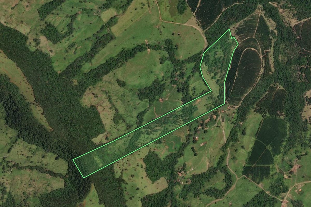 Imagem de satélite do imóvel rural em Bofete (SP), com o contorno declarado no CAR desenhado por cima.
