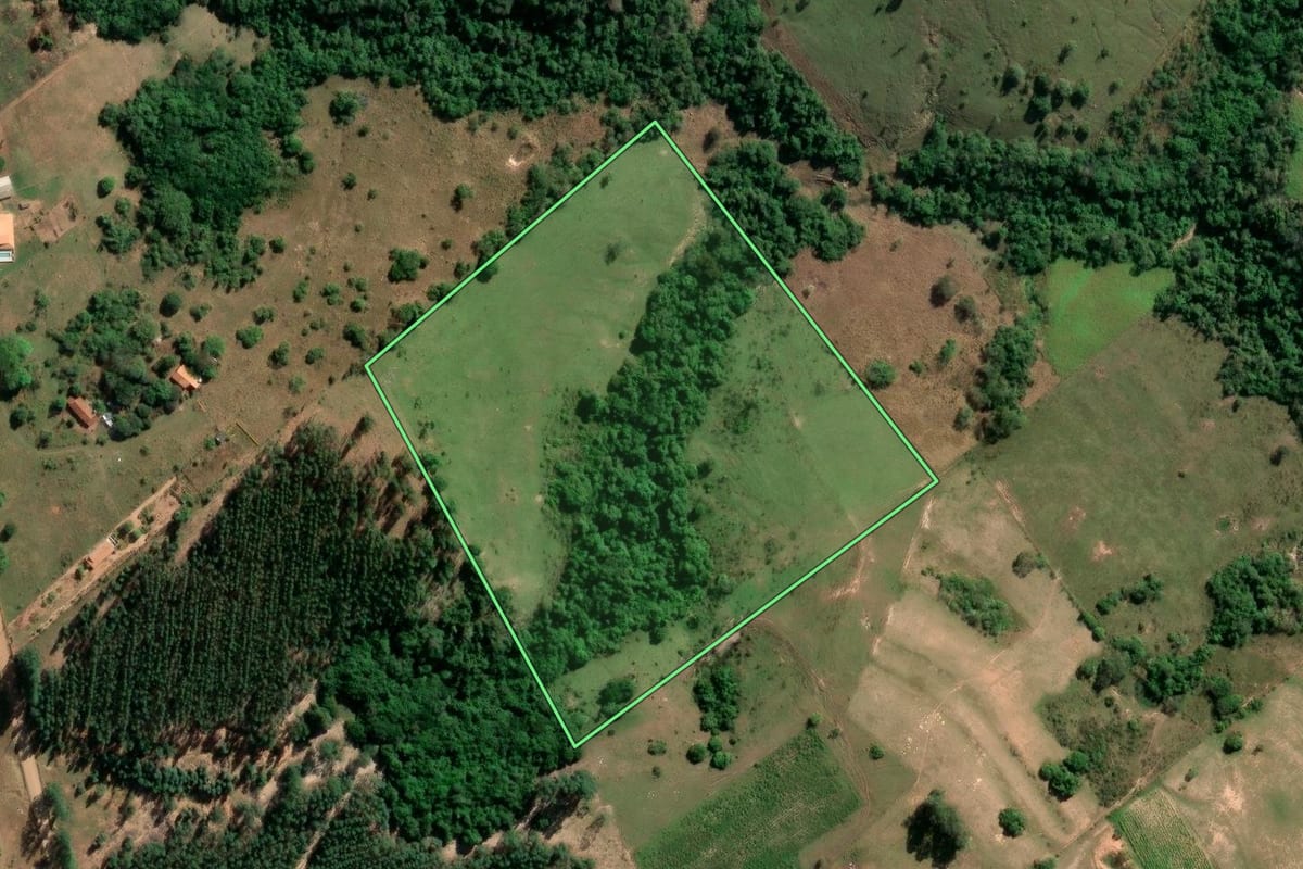 Imagem de satélite do imóvel rural em Bofete (SP), com o contorno declarado no CAR desenhado por cima.