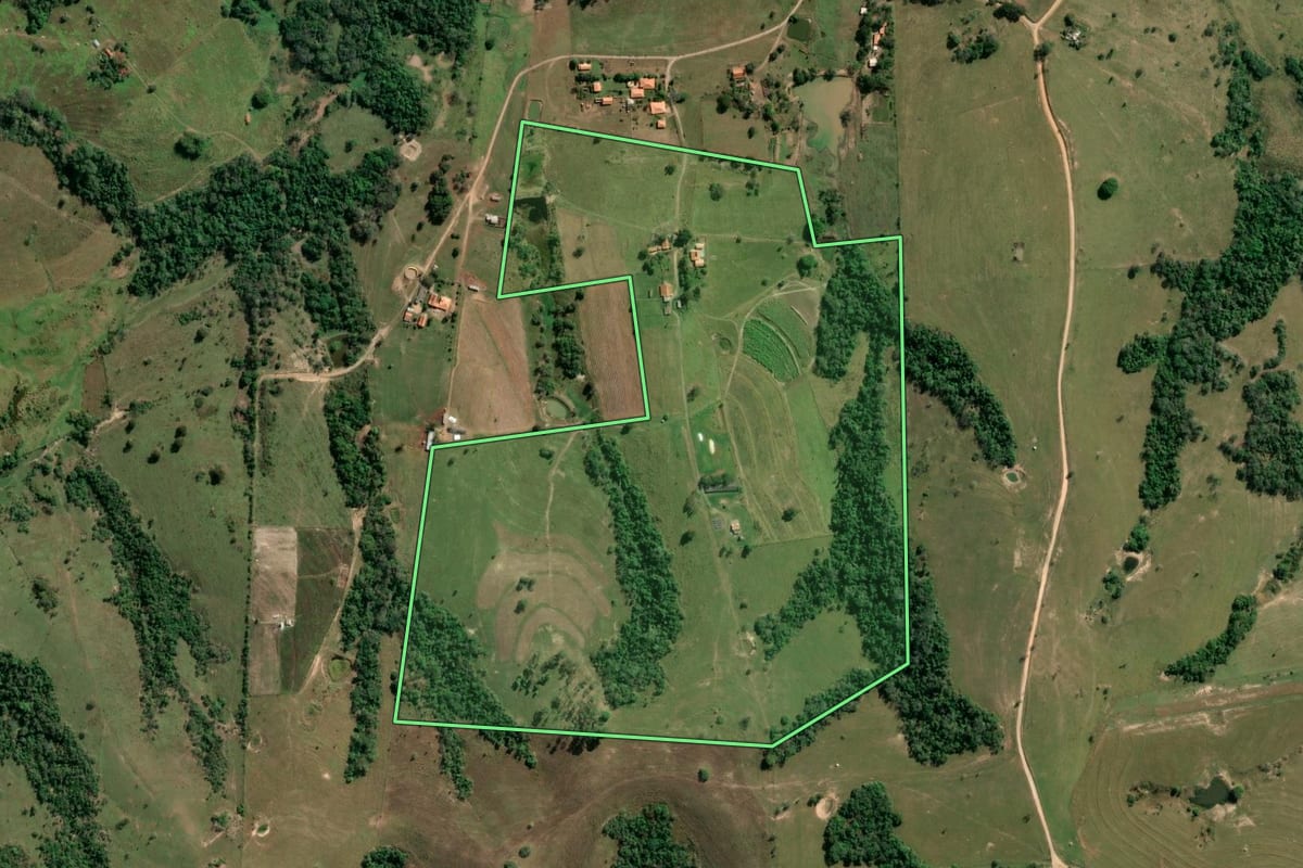 Imagem de satélite do imóvel rural em Bofete (SP), com o contorno declarado no CAR desenhado por cima.