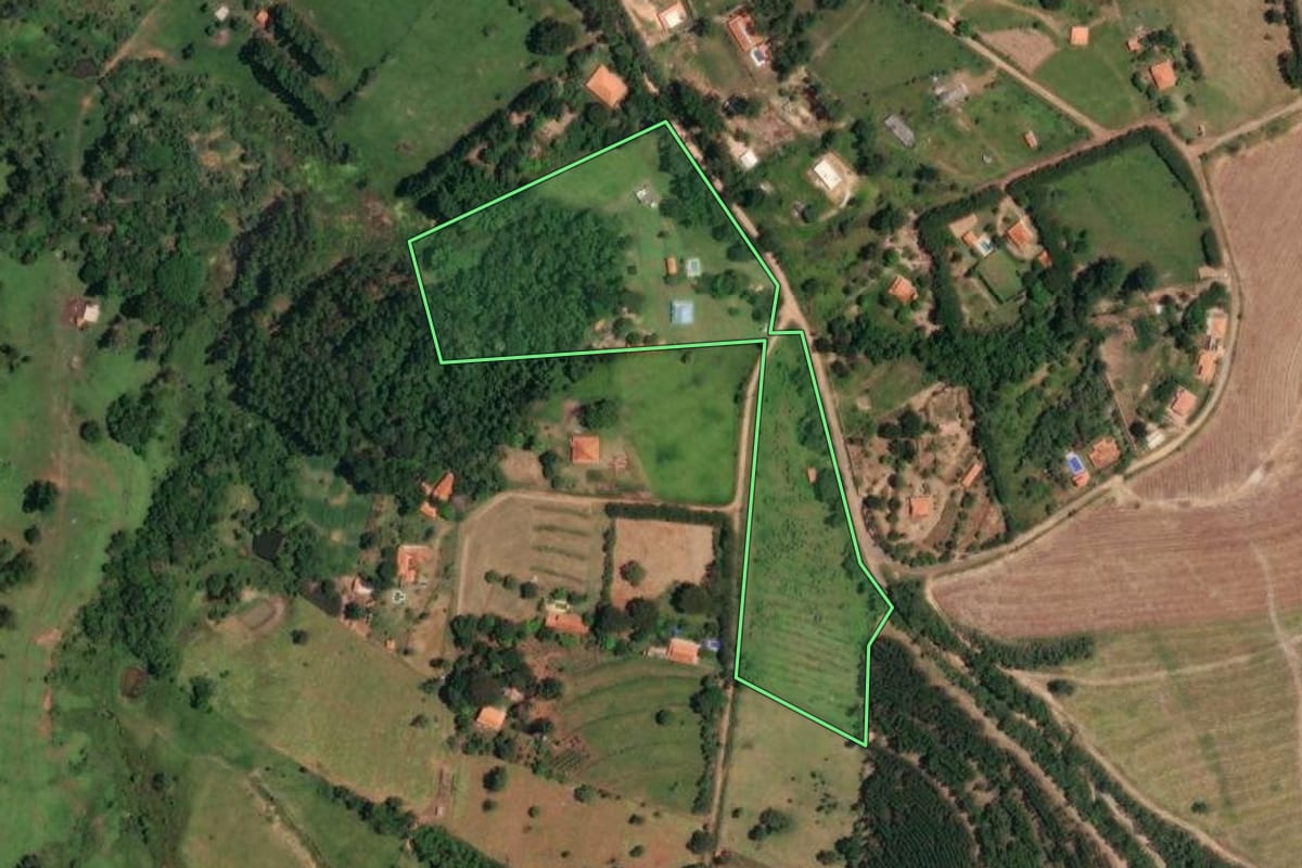 Imagem de satélite do imóvel rural em Bofete (SP), com o contorno declarado no CAR desenhado por cima.