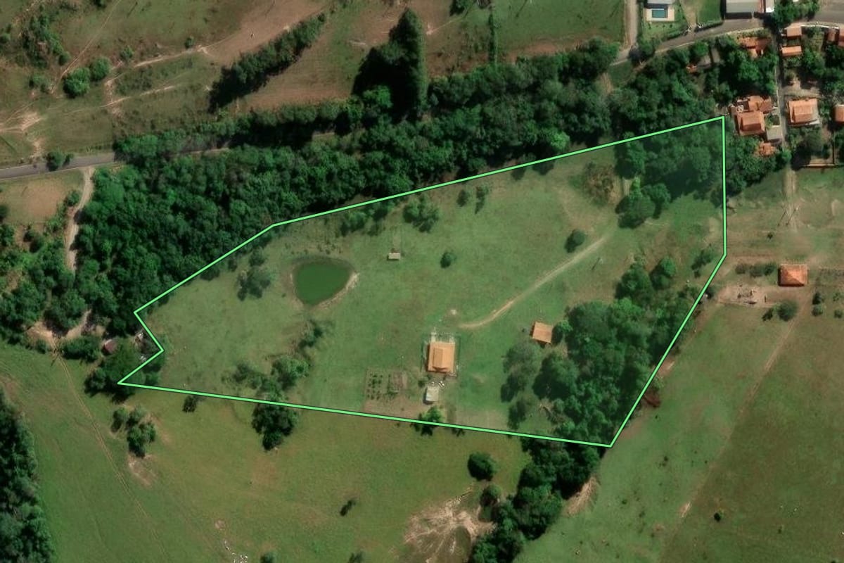 Imagem de satélite do imóvel rural em Bofete (SP), com o contorno declarado no CAR desenhado por cima.