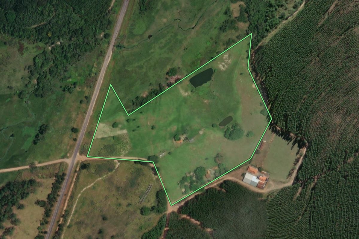 Imagem de satélite do imóvel rural em Bofete (SP), com o contorno declarado no CAR desenhado por cima.