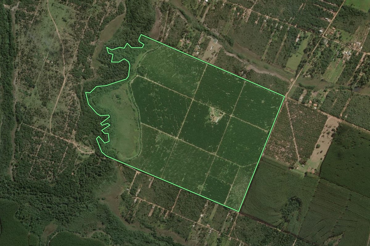 Imagem de satélite do imóvel rural em Bofete (SP), com o contorno declarado no CAR desenhado por cima.