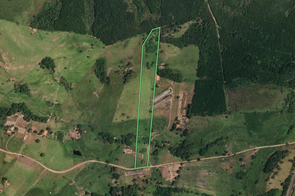 Imagem de satélite do imóvel rural em Bofete (SP), com o contorno declarado no CAR desenhado por cima.
