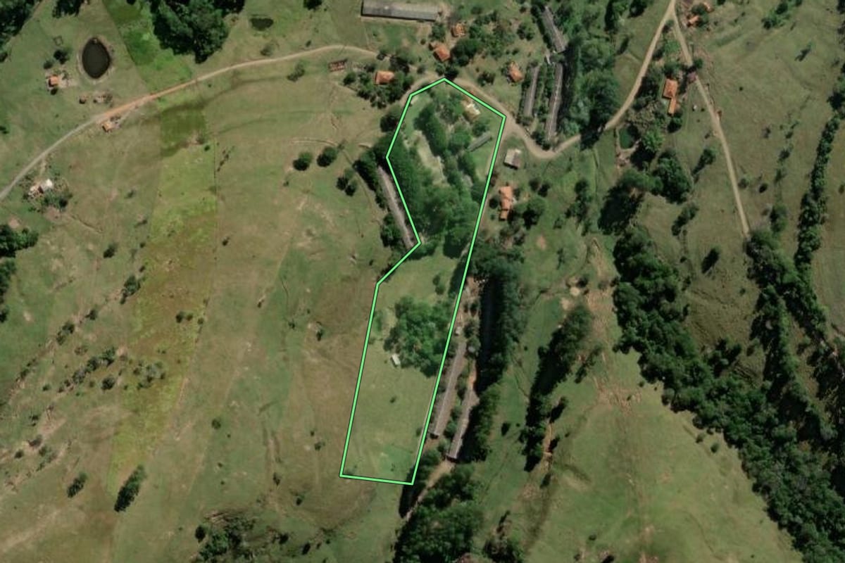 Imagem de satélite do imóvel rural em Bofete (SP), com o contorno declarado no CAR desenhado por cima.