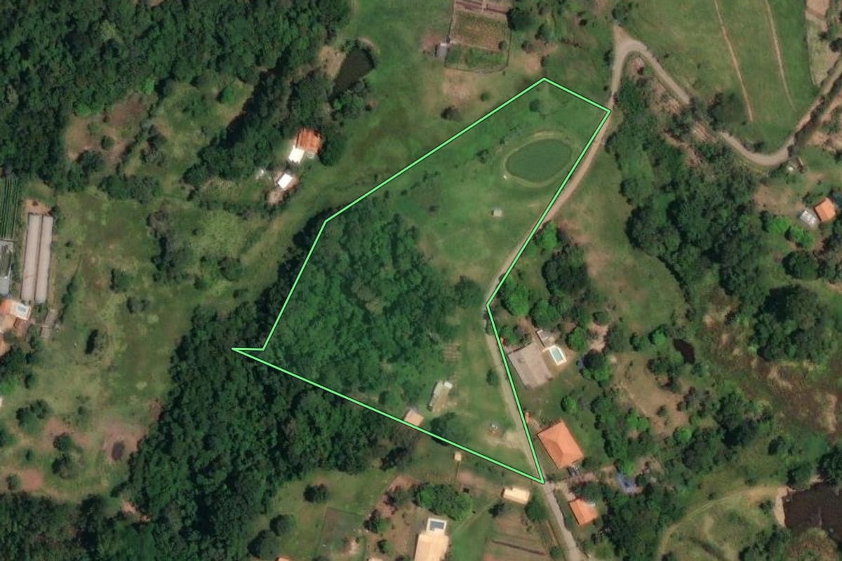 Imagem de satélite do imóvel rural em Bofete (SP), com o contorno declarado no CAR desenhado por cima.
