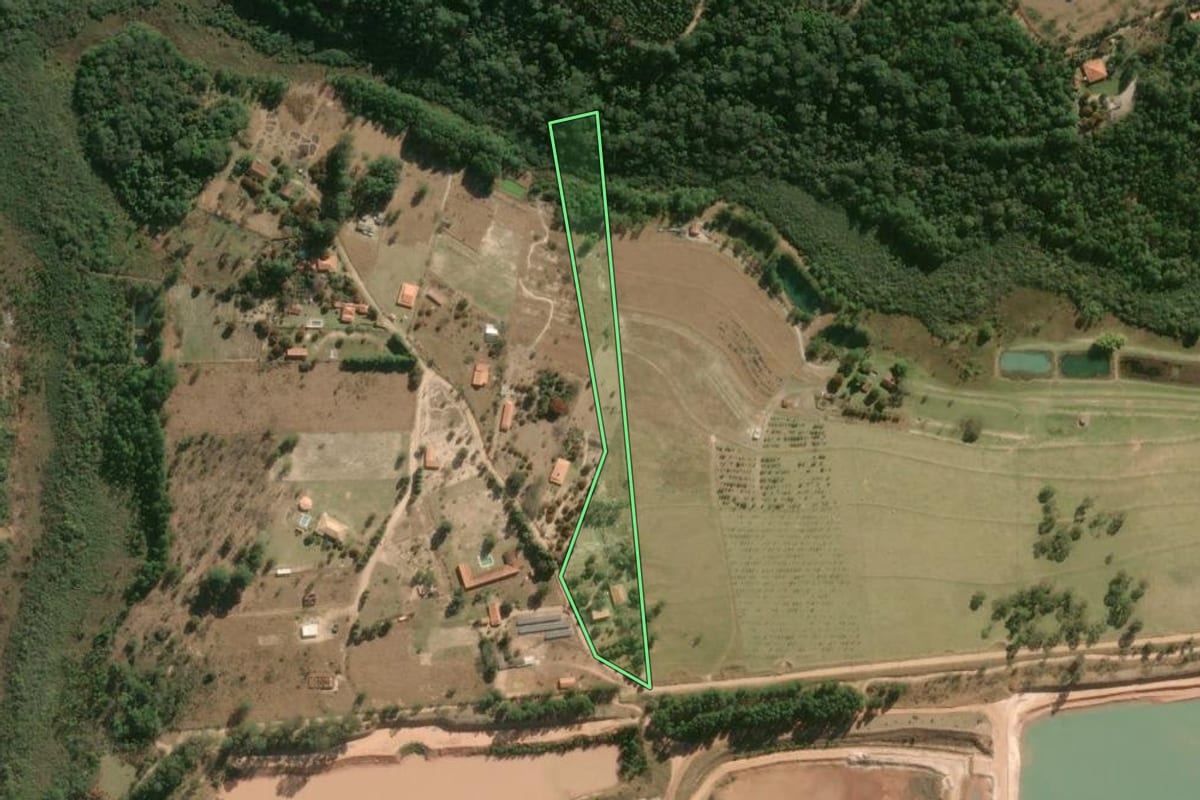 Imagem de satélite do imóvel rural em Bofete (SP), com o contorno declarado no CAR desenhado por cima.