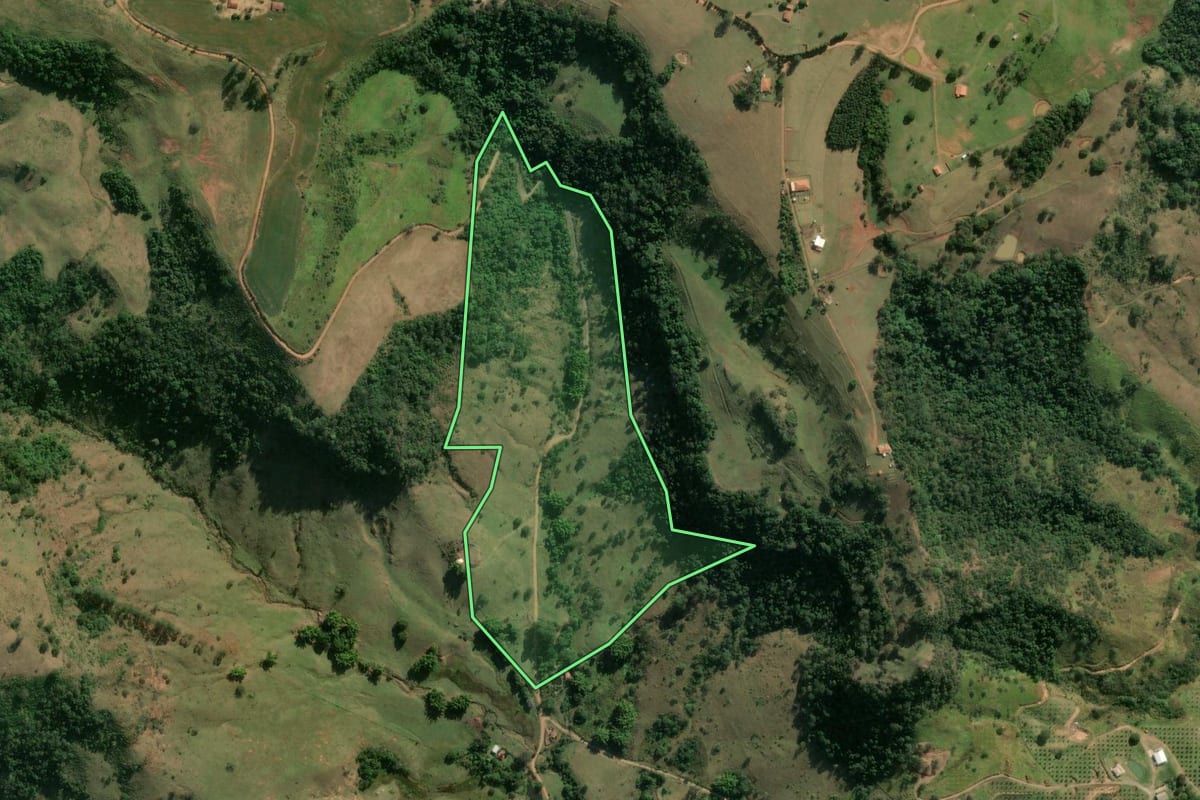 Imagem de satélite do imóvel rural em Bofete (SP), com o contorno declarado no CAR desenhado por cima.