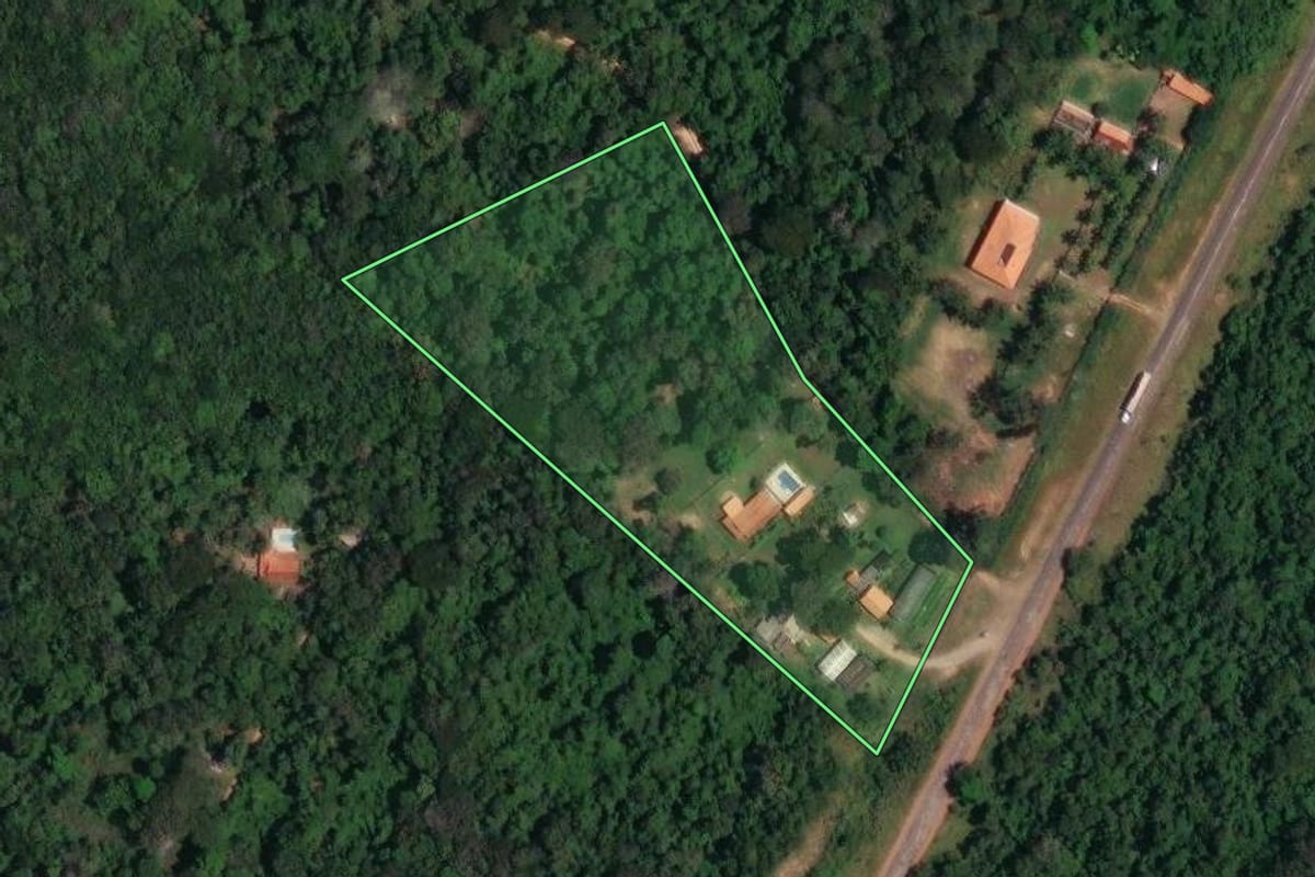 Imagem de satélite do imóvel rural em Bofete (SP), com o contorno declarado no CAR desenhado por cima.