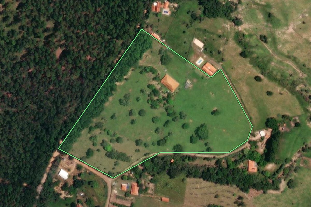 Imagem de satélite do imóvel rural em Bofete (SP), com o contorno declarado no CAR desenhado por cima.