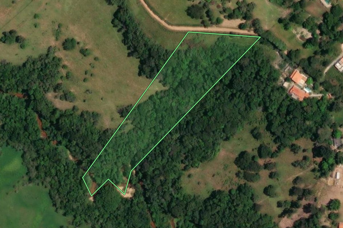 Imagem de satélite do imóvel rural em Bofete (SP), com o contorno declarado no CAR desenhado por cima.