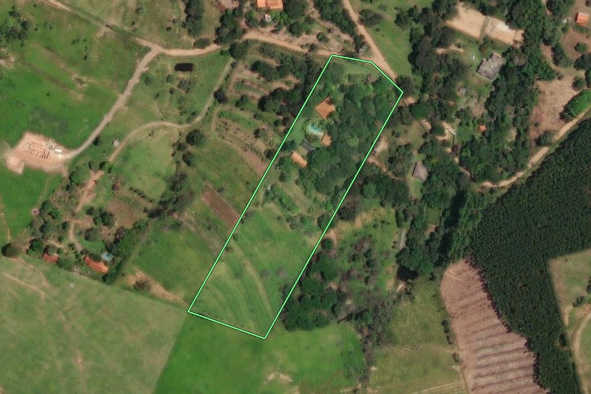 Imagem de satélite do imóvel rural em Bofete (SP), com o contorno declarado no CAR desenhado por cima.
