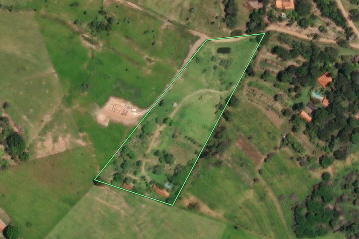 Imagem de satélite do imóvel rural em Bofete (SP), com o contorno declarado no CAR desenhado por cima.