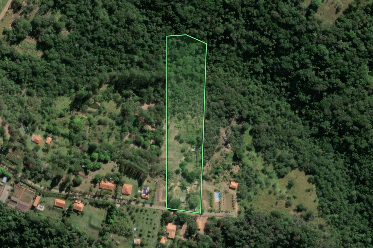 Imagem de satélite do imóvel rural em Bofete (SP), com o contorno declarado no CAR desenhado por cima.