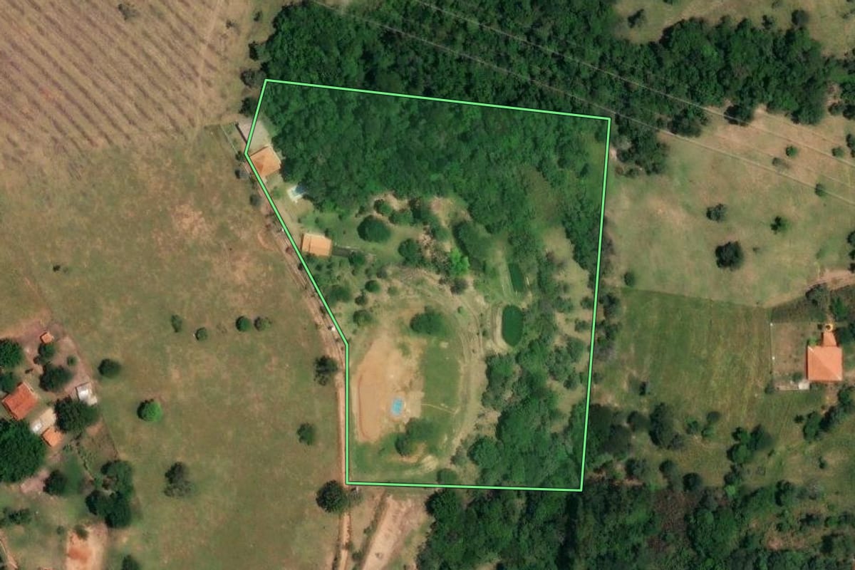 Imagem de satélite do imóvel rural em Bofete (SP), com o contorno declarado no CAR desenhado por cima.