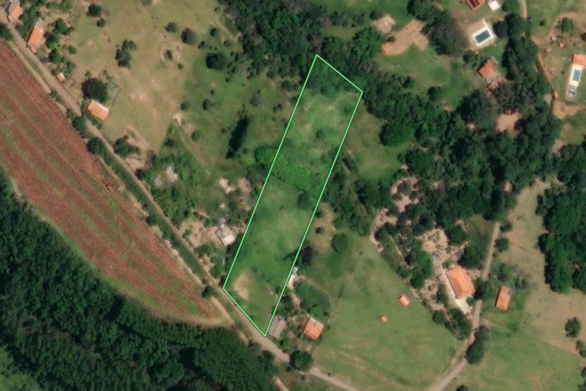 Imagem de satélite do imóvel rural em Bofete (SP), com o contorno declarado no CAR desenhado por cima.