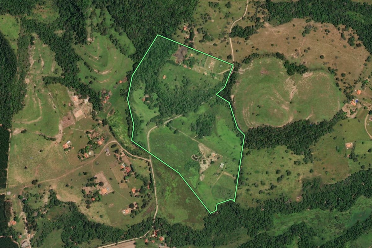 Imagem de satélite do imóvel rural em Bofete (SP), com o contorno declarado no CAR desenhado por cima.
