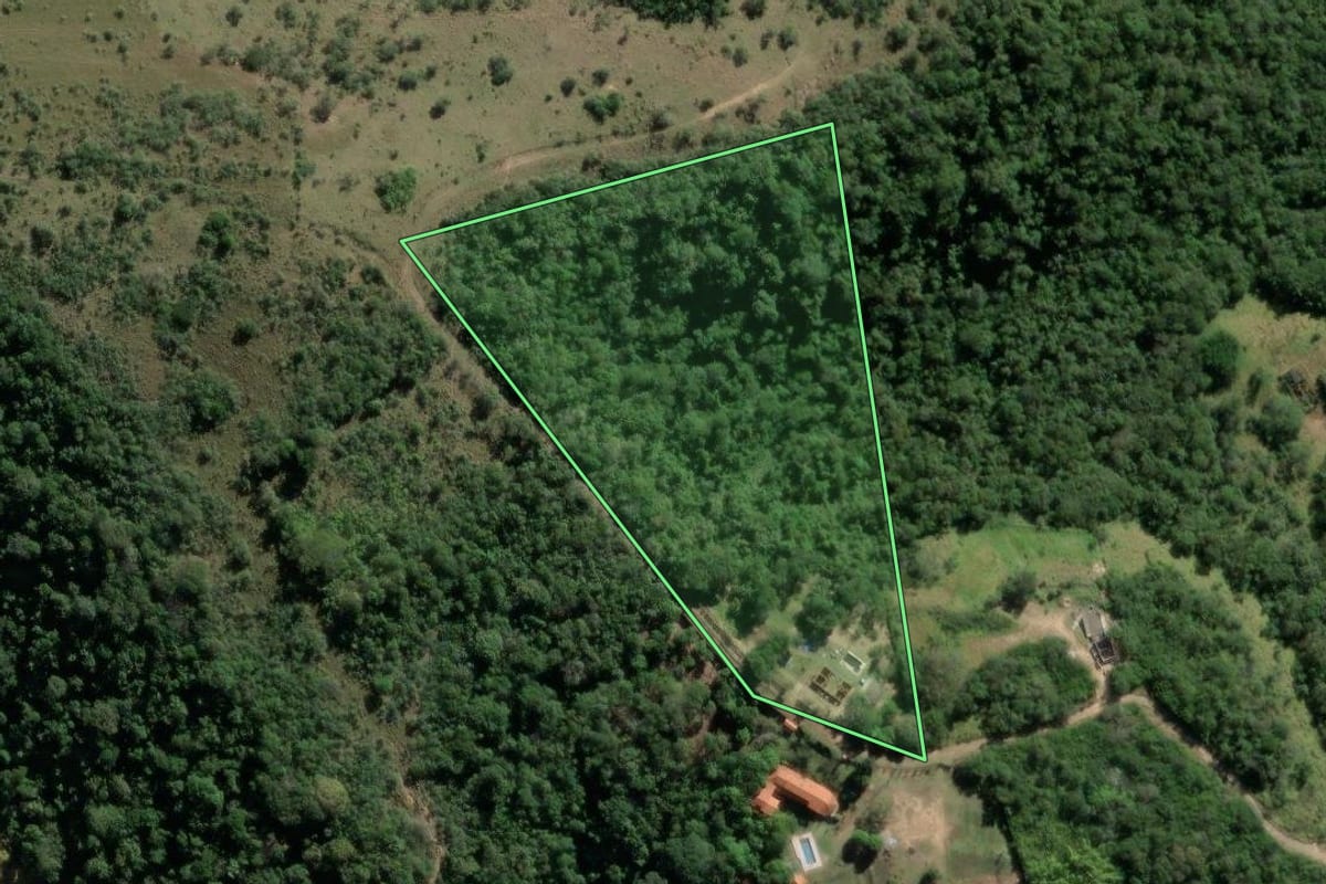 Imagem de satélite do imóvel rural em Bofete (SP), com o contorno declarado no CAR desenhado por cima.