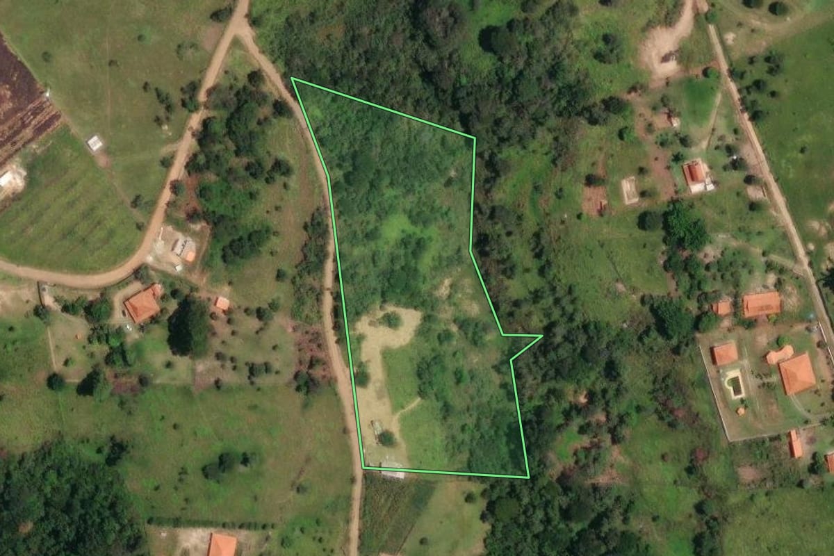 Imagem de satélite do imóvel rural em Bofete (SP), com o contorno declarado no CAR desenhado por cima.