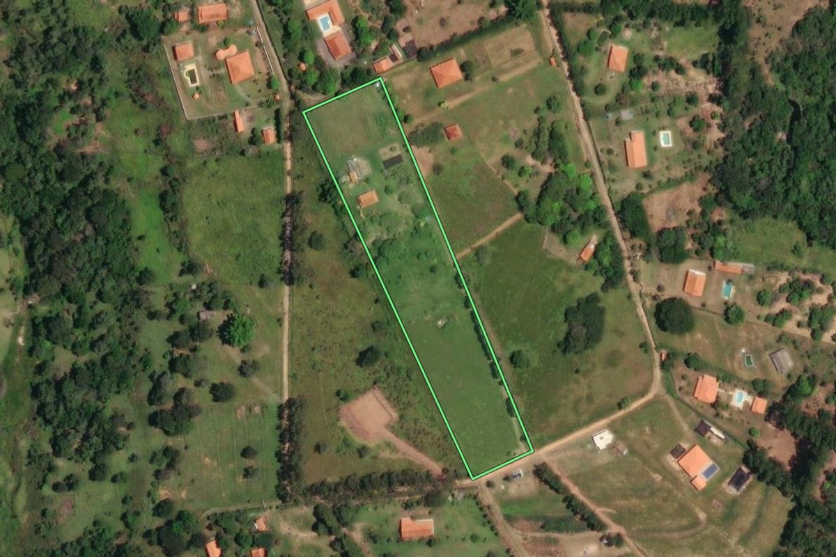 Imagem de satélite do imóvel rural em Bofete (SP), com o contorno declarado no CAR desenhado por cima.