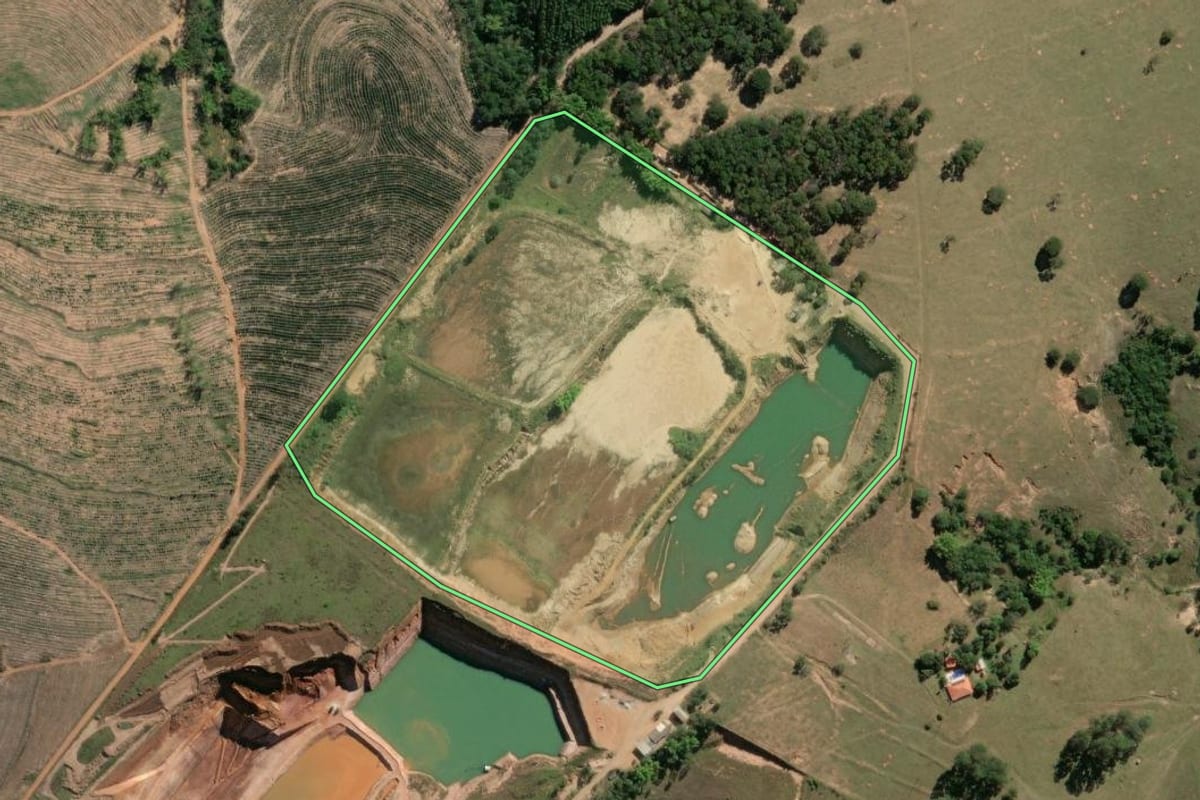 Imagem de satélite do imóvel rural em Bofete (SP), com o contorno declarado no CAR desenhado por cima.