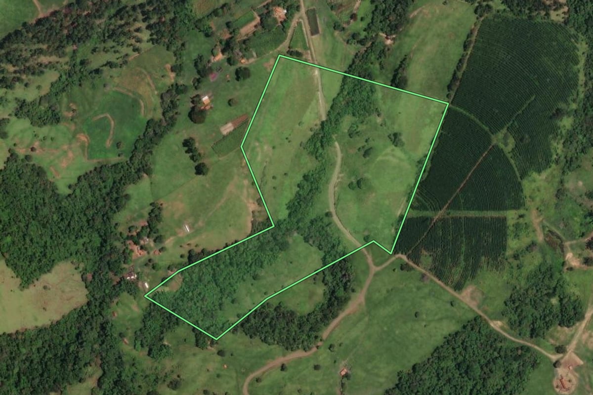 Imagem de satélite do imóvel rural em Bofete (SP), com o contorno declarado no CAR desenhado por cima.