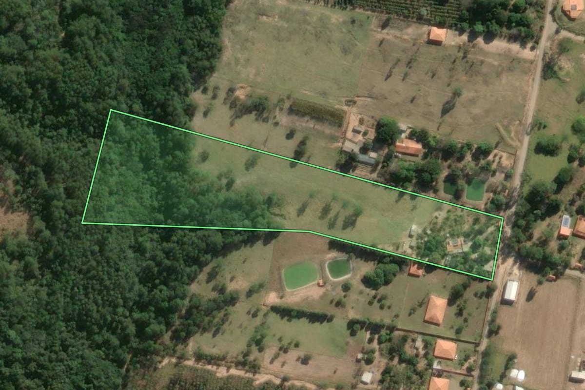 Imagem de satélite do imóvel rural em Bofete (SP), com o contorno declarado no CAR desenhado por cima.