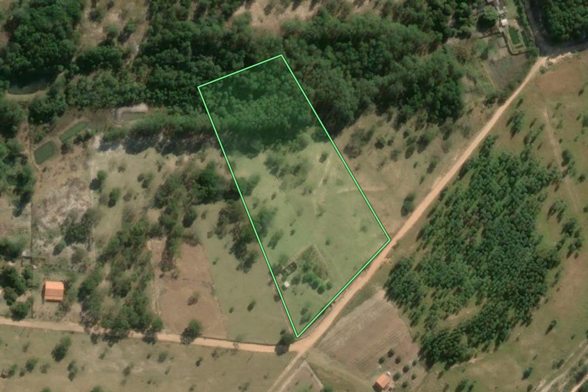Imagem de satélite do imóvel rural em Bofete (SP), com o contorno declarado no CAR desenhado por cima.
