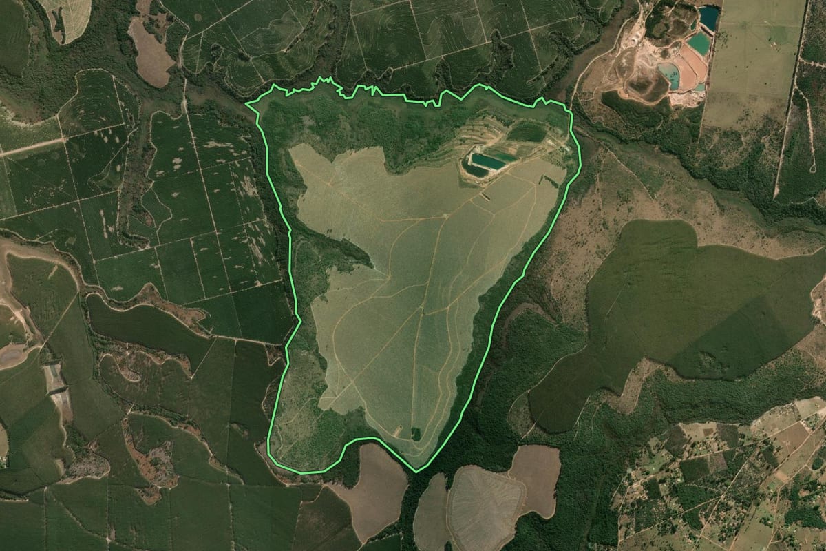 Imagem de satélite do imóvel rural em Bofete (SP), com o contorno declarado no CAR desenhado por cima.