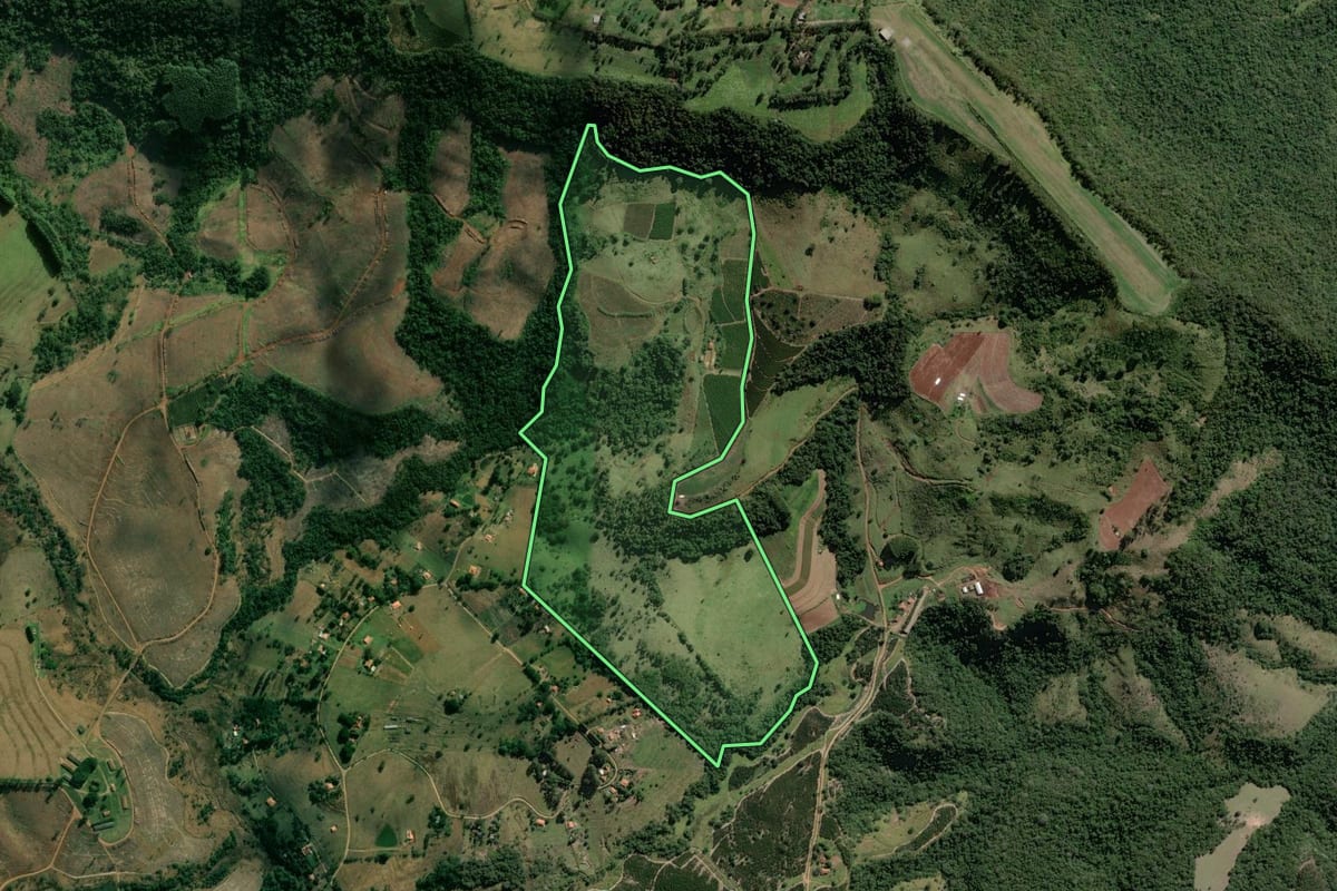 Imagem de satélite do imóvel rural em Bofete (SP), com o contorno declarado no CAR desenhado por cima.