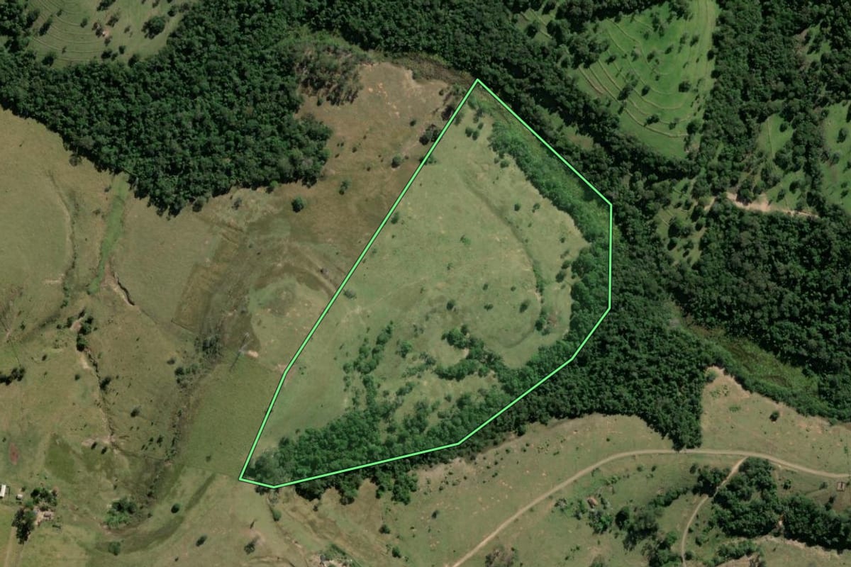 Imagem de satélite do imóvel rural em Bofete (SP), com o contorno declarado no CAR desenhado por cima.